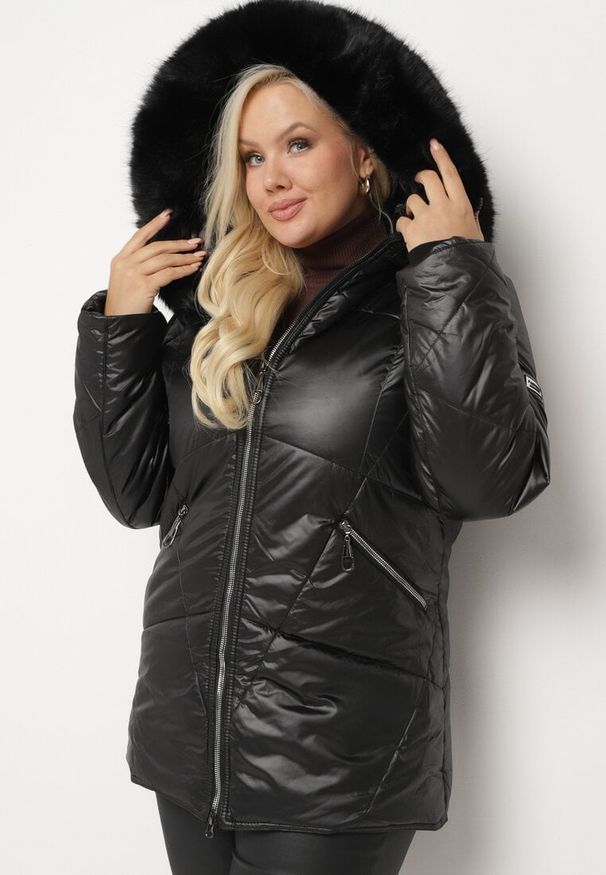 Born2be - Czarna Kurtka Lekko Pikowana z Odpinanym Kapturem i Futerkiem Fioritta. Kolekcja: plus size. Kolor: czarny. Materiał: futro. Sezon: zima