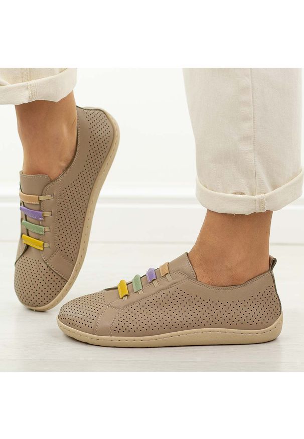 Beżowe skórzane półbuty damskie barefoot Jezzi Ol38-5. Okazja: na co dzień. Zapięcie: pasek. Kolor: beżowy. Materiał: skóra. Szerokość cholewki: normalna. Wzór: aplikacja, kolorowy. Sezon: wiosna, jesień, lato. Styl: casual, klasyczny, sportowy