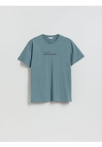 Reserved - T-shirt regular z nadrukiem - zielony. Kolor: zielony. Materiał: dzianina, bawełna. Wzór: nadruk