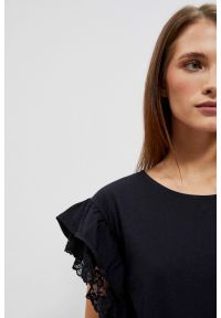 MOODO - Bluzka z falbaną na ramionach czarna. Kolor: czarny. Materiał: bawełna