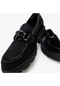 Wittchen - Damskie mokasyny skórzane z włosiem z grubym łańcuchem czarne. Zapięcie: bez zapięcia. Kolor: czarny. Materiał: skóra. Wzór: gładki. Obcas: na platformie. Styl: klasyczny, elegancki #4