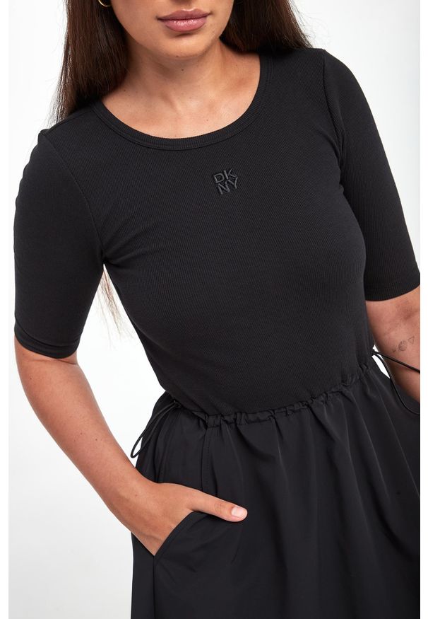 Sukienka midi DKNY. Długość: midi