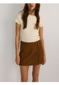 Reserved - Spódnica mini z imitacji zamszu - beżowy. Kolor: beżowy. Materiał: zamsz #1