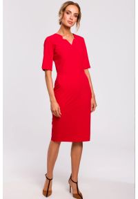 Sukienki.shop - Sukienka ołówkowa dopasowana z podwyższoną talią czerwona. Okazja: na spotkanie biznesowe. Kolor: czerwony. Materiał: tkanina, wiskoza. Typ sukienki: ołówkowe. Styl: biznesowy, elegancki, wizytowy. Długość: midi #1