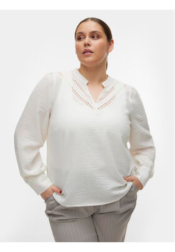Vero Moda Curve Bluzka Chris 10301893 Biały Regular Fit. Kolor: biały. Materiał: syntetyk