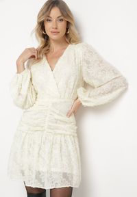 Born2be - Jasnobeżowa Koronkowa Sukienka z Kopertowym Dekoltem i Marszczeniami Labisse. Kolor: beżowy. Materiał: koronka. Typ sukienki: kopertowe. Styl: klasyczny #5