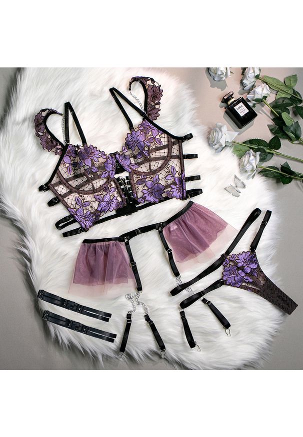 Intica - Komplet bielizny z haftem i łańcuszkiem Vanesa. Kolor: fioletowy. Materiał: materiał. Wzór: haft