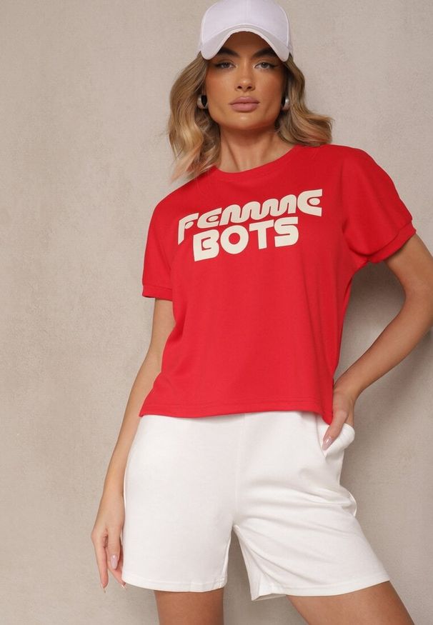 Renee - Czerwony T-shirt z Nadrukiem Napisu Dezerine. Okazja: na co dzień. Kolor: czerwony. Materiał: jeans. Wzór: napisy, nadruk. Styl: klasyczny, casual