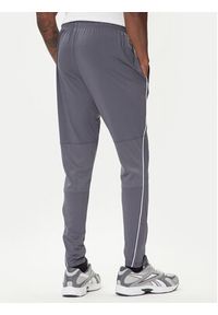 Under Armour Spodnie dresowe Challenger Training 6004044 Szary Slim Fit. Kolor: szary. Materiał: dresówka