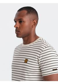 Ombre Clothing - Męski t-shirt w paski z naszywką Ombre Design – kremowo-czarny V1. Okazja: na co dzień. Kolor: czarny. Materiał: guma, jeans, poliester, bawełna. Wzór: aplikacja, paski. Styl: casual #4