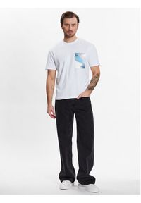 Calvin Klein T-Shirt Glitch Chest Print Comfort Tee K10K111132 Biały Regular Fit. Kolor: biały. Materiał: bawełna. Wzór: nadruk #2