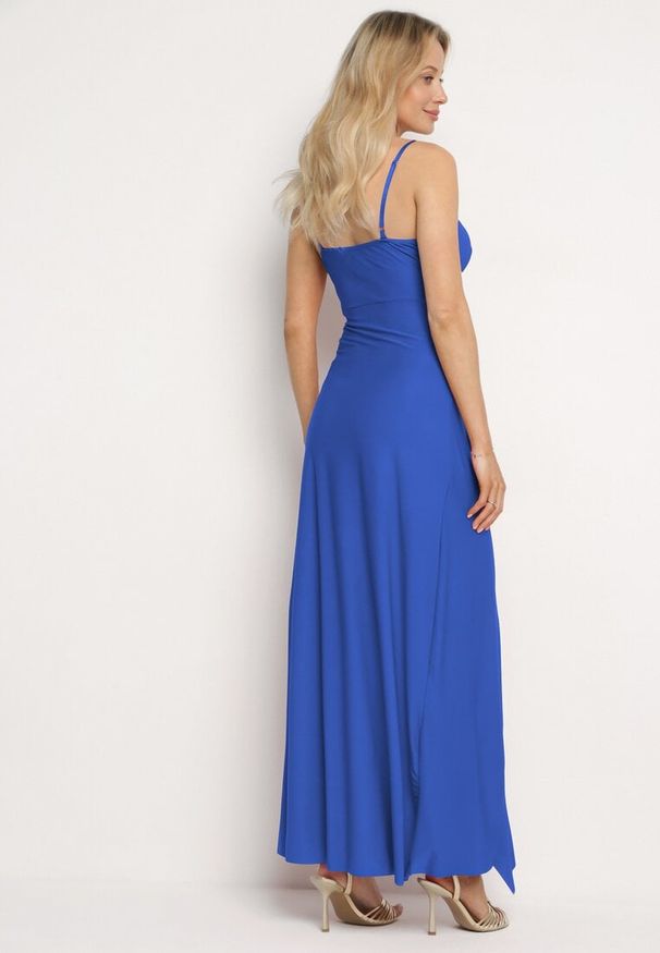 Born2be - Granatowa Koktajlowa Sukienka z Kopertowym Dekoltem na Ramiączkach z Ozdobną Falbanką Nestasi. Okazja: na co dzień. Kolor: niebieski. Długość rękawa: na ramiączkach. Typ sukienki: kopertowe. Styl: wizytowy