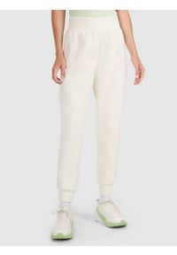 4f - 4F Spodnie dresowe joggery damskie - beżowe M. Kolor: beżowy. Materiał: dresówka. Wzór: gładki, ze splotem. Sport: fitness #2