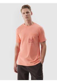 4f - T-shirt regular z bawełny organicznej z nadrukiem męski - pomarańczowy. Okazja: na co dzień. Kolor: pomarańczowy. Materiał: bawełna. Długość rękawa: krótki rękaw. Długość: krótkie. Wzór: nadruk. Styl: casual, sportowy, klasyczny
