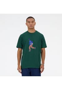 Koszulka męska New Balance MT41579NWG – zielona. Kolor: zielony. Materiał: bawełna. Długość rękawa: krótki rękaw. Długość: krótkie. Wzór: kolorowy