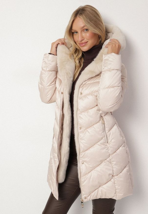Born2be - Beżowa Pikowana Kurtka z Wiązanym Paskiem i Kapturem z Futerkiem Fenama. Okazja: na spacer, na co dzień. Kolor: beżowy. Materiał: futro. Styl: casual, elegancki