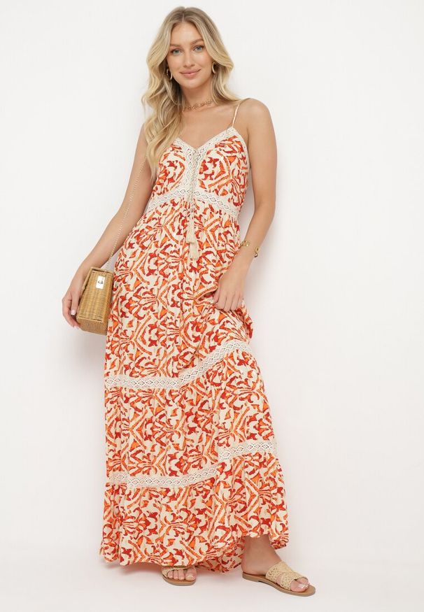 Born2be - Pomarańczowa Bawełniana Sukienka na Cienkich Ramiączkach Zdobiona Haftem z Gumką w Pasie Vikalia. Okazja: na co dzień, na randkę. Kolor: pomarańczowy. Materiał: bawełna. Długość rękawa: na ramiączkach. Wzór: aplikacja, haft. Sezon: lato. Typ sukienki: proste. Styl: klasyczny, casual, elegancki