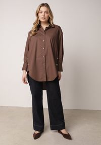Born2be - Brązowa Bawełniana Koszula Oversize z Biżuteryjnymi Guzikami Adrearina. Okazja: na co dzień. Typ kołnierza: kołnierzyk klasyczny. Kolor: brązowy. Materiał: bawełna. Długość: długie. Wzór: gładki. Styl: casual, klasyczny #4