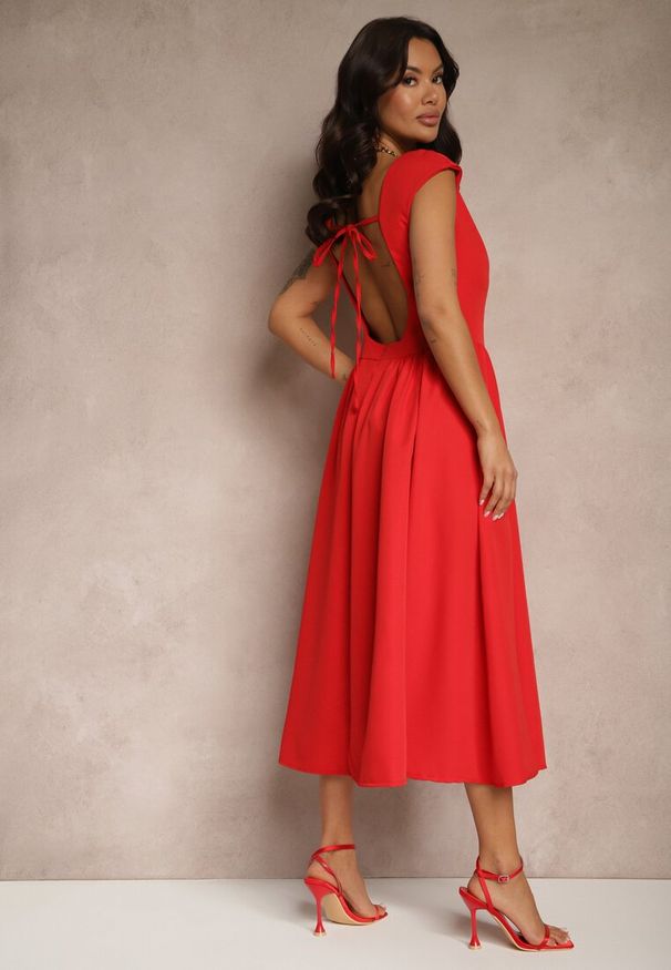 Renee - Czerwona Rozkloszowana Sukienka z Wiązaniem i Dekoltem w Kształcie Łódki Alanira. Okazja: na co dzień. Kolor: czerwony. Długość rękawa: krótki rękaw. Styl: elegancki, casual