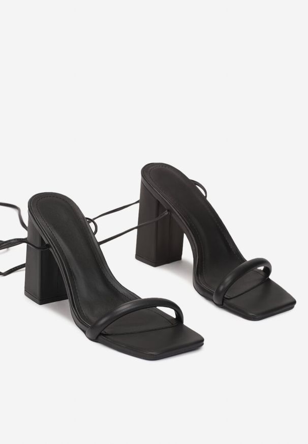 Renee - Czarne Sandały Eudilea. Zapięcie: pasek. Kolor: czarny. Materiał: jeans. Wzór: aplikacja, gładki. Obcas: na obcasie. Styl: glamour. Wysokość obcasa: średni