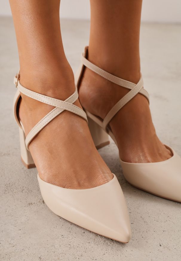 Renee - Beżowe Czółenka Akisiphaeia. Okazja: na spotkanie biznesowe. Nosek buta: szpiczasty. Zapięcie: pasek. Kolor: beżowy. Obcas: na słupku. Styl: wizytowy, biznesowy