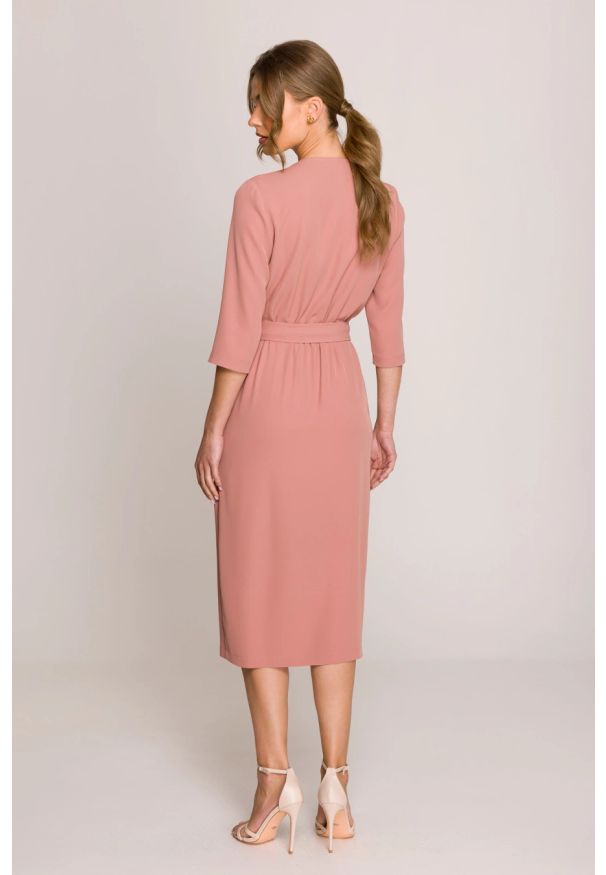 Stylove - Elegancka sukienka midi z dekoltem V i rozcięciem różana. Okazja: na spotkanie biznesowe. Typ kołnierza: typu klepsydra, dekolt w kształcie V. Kolekcja: dla wysokich. Kolor: różowy, czarny. Wzór: gładki. Typ sukienki: kopertowe. Materiał: guma, satyna, tkanina, elastan. Styl: elegancki. Długość: midi