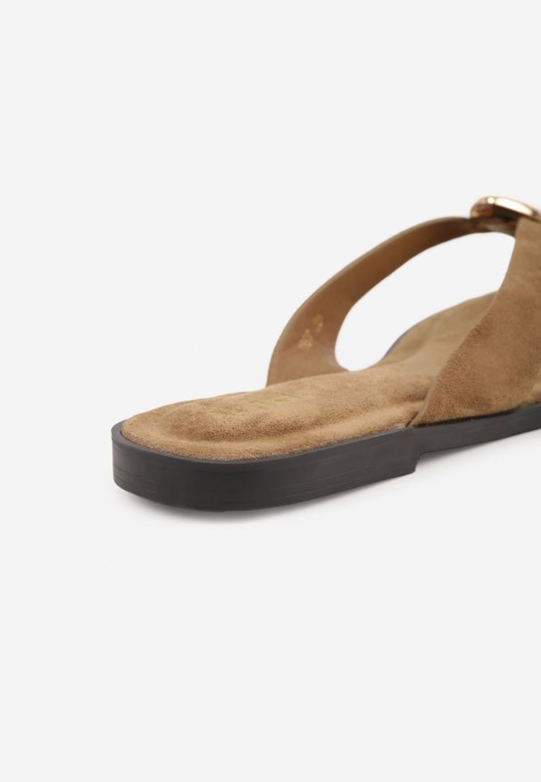 Renee - Ciemnobeżowe Japonki Płaskie w Stylu Boho z Metalicznym Akcentem Nephe. Okazja: na co dzień. Kolor: beżowy. Materiał: len. Sezon: lato. Styl: boho