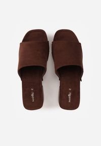 Renee - Brązowe Klapki w Stylu Drewniaków z Nitami na Klockowym Obcasie Junikofa. Okazja: na co dzień. Kolor: brązowy. Materiał: zamsz, koronka. Obcas: na obcasie. Styl: casual, rockowy. Wysokość obcasa: średni #5