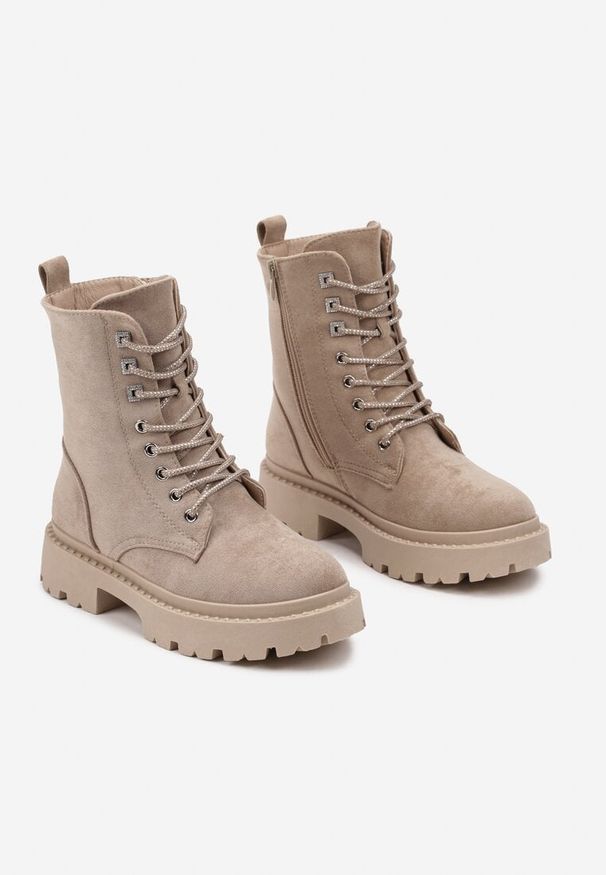 Renee - Ciemnobeżowe Botki Workery na Płaskiej Podeszwie Wykończone Cyrkoniami Lerissna. Okazja: na co dzień. Kolor: beżowy. Materiał: skóra, bawełna, jeans. Szerokość cholewki: normalna. Wzór: aplikacja. Obcas: na płaskiej podeszwie. Styl: casual, elegancki