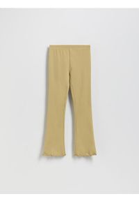 Reserved - Legginsy flare - oliwkowy. Kolor: oliwkowy. Materiał: dzianina, bawełna