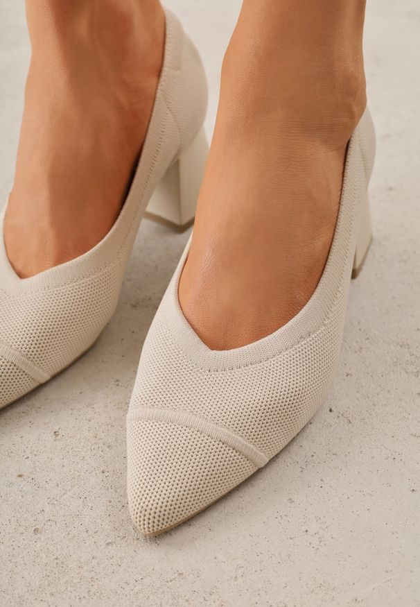 Renee - Beżowe Czółenka VICES na Geometrycznym Słupku Daphilane. Kolor: beżowy. Materiał: skóra. Wzór: geometria. Obcas: na słupku. Styl: elegancki