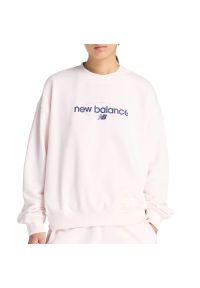 Bluza damska New Balance WT61S0S9AAA - różowa. Okazja: na co dzień. Kolor: różowy. Materiał: dresówka, materiał, poliester, prążkowany, bawełna. Wzór: napisy, aplikacja. Styl: casual, klasyczny #1