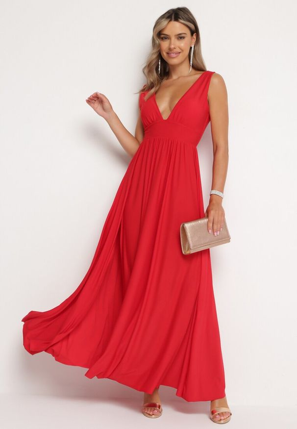 Born2be - Czerwona Koktajlowa Sukienka na Ramiączkach z Trójkątnym Dekoltem i Rozcięciem z Boku Nestarli. Okazja: na wesele, na imprezę, na ślub cywilny. Typ kołnierza: dekolt w kształcie V. Kolor: czerwony. Materiał: materiał. Długość rękawa: na ramiączkach. Sezon: lato. Styl: wizytowy