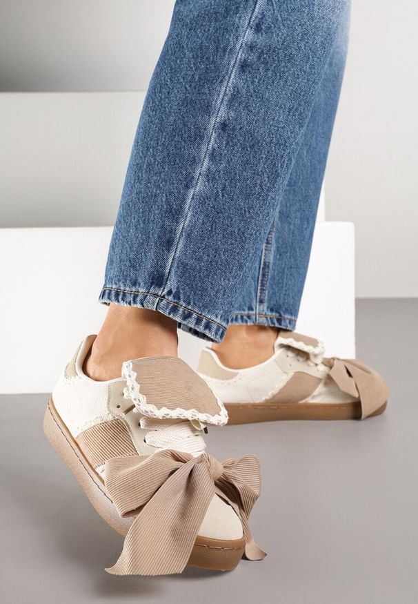 Renee - Beżowe Sneakersy Ozdobione Geometrycznym Wzorem i Kokardą Cedionna. Okazja: na co dzień. Kolor: beżowy. Materiał: jeans. Wzór: aplikacja, geometria