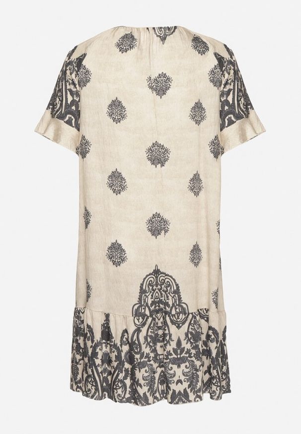 Born2be - Ciemnoszara Wiskozowa Sukienka w Stylu Boho z Frędzlami i Falbankami Korilia. Typ kołnierza: kołnierz z falbankami. Kolekcja: plus size. Kolor: szary. Materiał: wiskoza. Sezon: lato. Typ sukienki: rozkloszowane, dla puszystych. Styl: boho