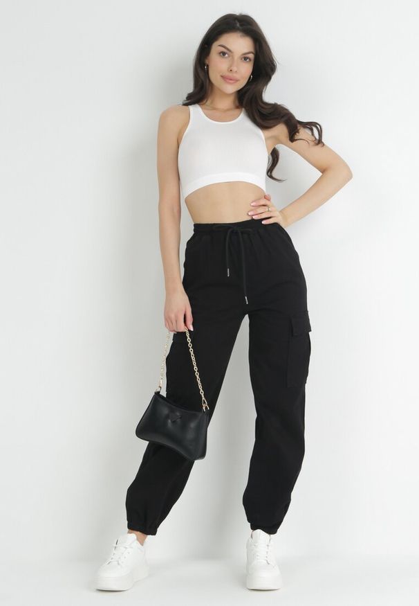 Born2be - Czarne Spodnie z Kieszeniami Cargo High Waist z Gumką w Pasie Janesa. Stan: podwyższony. Kolor: czarny