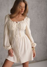 Renee - Jasnobeżowa Gorsetowa Sukienka Hiszpanka Vices z Guzikami i Bufiastymi Rękawami Resena. Typ kołnierza: dekolt gorset, dekolt hiszpanka. Kolor: beżowy. Materiał: bawełna, skóra. Typ sukienki: gorsetowe #6