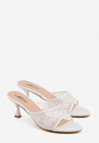 Born2be - Białe Klapki na Metalicznej Szpilce z Kwiatowym Haftem i Perłowymi Koralikami Melonia. Okazja: na co dzień. Kolor: biały. Wzór: haft, kwiaty. Styl: casual, elegancki, klasyczny #3