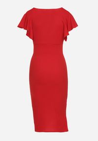 Born2be - Czerwona Dopasowana Sukienka z Kopertowym Dekoltem i Falbankami Leolani. Okazja: na co dzień. Typ kołnierza: kołnierz z falbankami. Kolor: czerwony. Materiał: jeans. Typ sukienki: kopertowe. Styl: casual, klasyczny #6