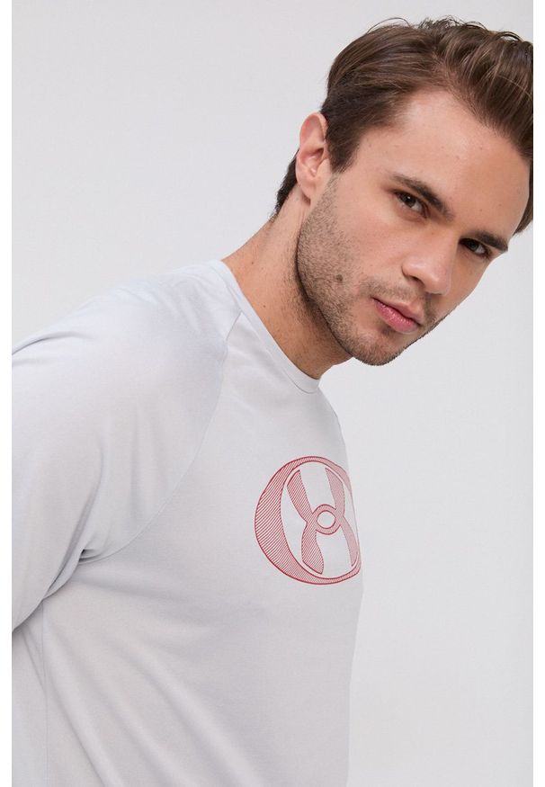 Under Armour - T-shirt. Kolor: szary. Materiał: dzianina. Długość rękawa: raglanowy rękaw. Wzór: nadruk