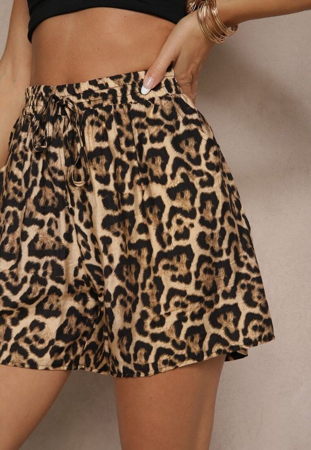 Renee - Czarno-Beżowe Panterkowe Szorty High Waist Revaisae. Okazja: na co dzień. Stan: podwyższony. Kolor: czarny. Materiał: tkanina. Sezon: lato. Styl: elegancki, casual