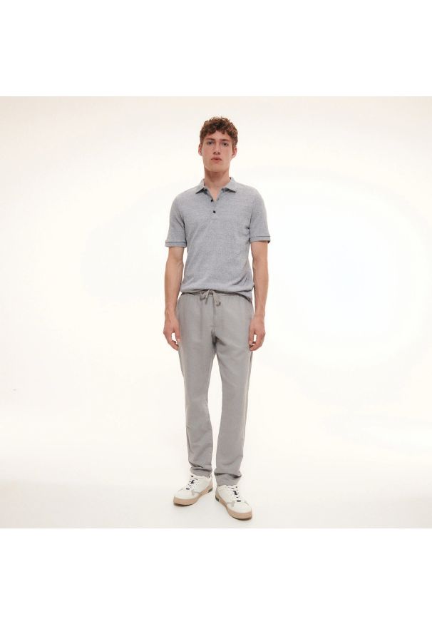 Reserved - Spodnie chino jogger z lnem - Jasny szary. Kolor: szary. Materiał: len