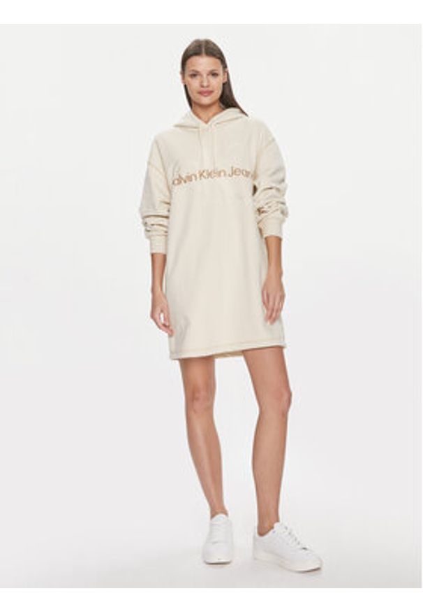 Calvin Klein Jeans Sukienka codzienna Hero Monologo Hoodie Dress J20J223245 Écru Relaxed Fit. Okazja: na co dzień. Materiał: bawełna. Typ sukienki: proste. Styl: casual