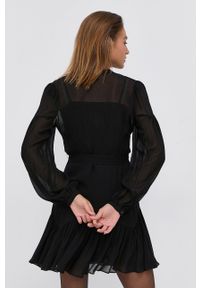 The Kooples Sukienka kolor czarny mini prosta. Okazja: na co dzień. Kolor: czarny. Materiał: tkanina. Długość rękawa: długi rękaw. Wzór: gładki. Typ sukienki: proste. Styl: casual. Długość: mini #5