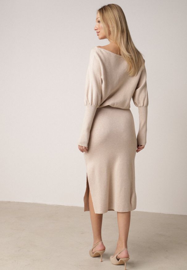 Born2be - Beżowa Dzianinowa Sukienka z Wiskozą o Nietoperzowym Kroju z Dekoltem w Łódkę Tisan. Okazja: na co dzień, na spotkanie biznesowe. Typ kołnierza: dekolt w łódkę. Kolor: beżowy. Materiał: dzianina, wiskoza. Styl: casual, biznesowy