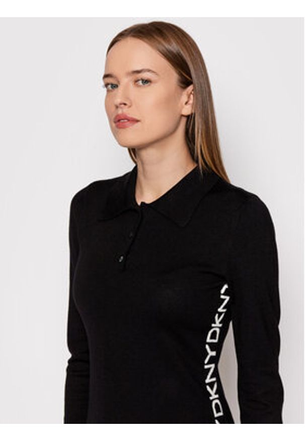 DKNY Sukienka dzianinowa DD1JN287 Czarny Regular Fit. Kolor: czarny. Materiał: dzianina, wiskoza