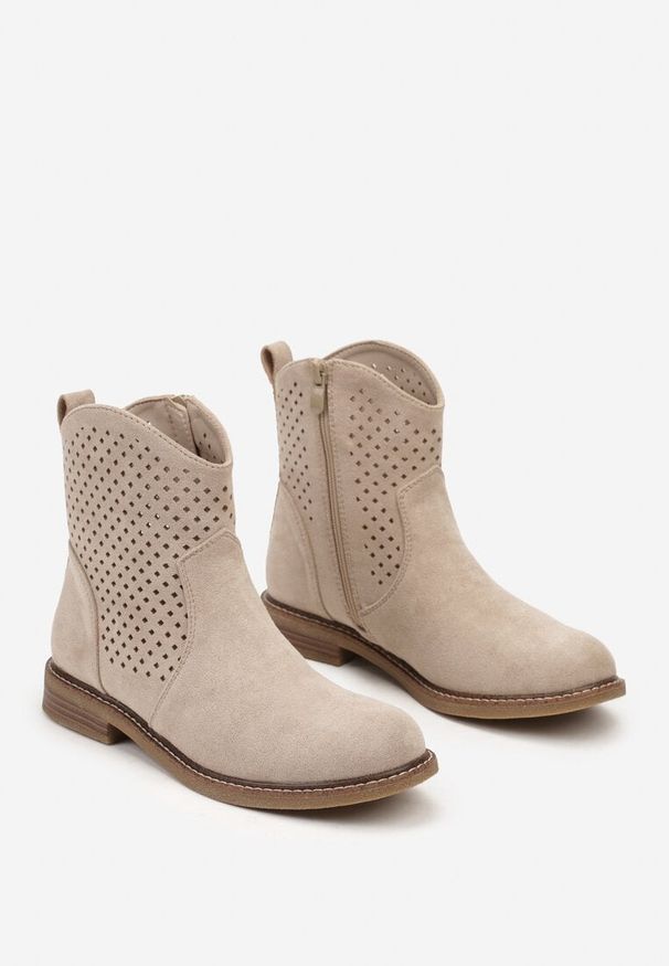 Renee - Beżowe Ażurowe Botki ze Skórzaną Wkładką Tinatalie. Okazja: na co dzień, na spotkanie biznesowe. Kolor: beżowy. Materiał: skóra. Wzór: ażurowy. Sezon: lato. Obcas: na obcasie. Styl: biznesowy, klasyczny, casual, elegancki. Wysokość obcasa: średni