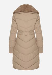 Born2be - Beżowa Elegancka Kurtka z Pikowanymi Przeszyciami i Futrzanym Kołnierzem Gallea. Okazja: na spacer, na co dzień. Kolor: beżowy. Materiał: futro. Sezon: zima. Styl: elegancki #4