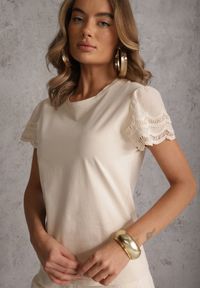 Renee - Beżowy T-shirt z Bawełny z Rękawami z Koronki Hycis. Kolor: beżowy. Materiał: bawełna, koronka. Wzór: koronka #1