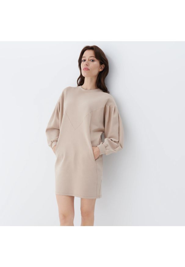 Mohito - Sukienka oversize - Beżowy. Kolor: beżowy. Typ sukienki: oversize